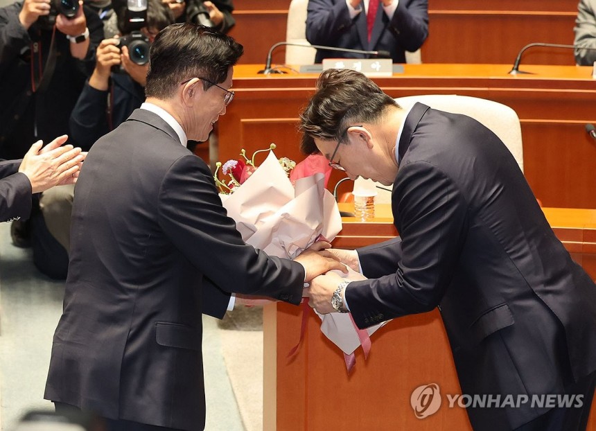 꽃다발 받는 김문수 대선 후보
(서울=연합뉴스) 김주성 기자 = 국민의힘 김문수 대선 후보가 9일 서울 여의도 국회에서 열린 의원총회에서 권성동 원내대표로부터 꽃다발을 받고 있다. 2025.5.9 utzza@yna.