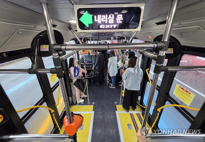 제주 '섬식정류장' 정식 개통 (제주=연합뉴스) 전지혜 기자 = 제주도가 국내 최초로 '섬식정류장'을 도입한 '제주형 간선급행버스체계(BRT) 고급화사업' 서광로 구간이 9일 본격 개통됐다.사진은 이날 오전