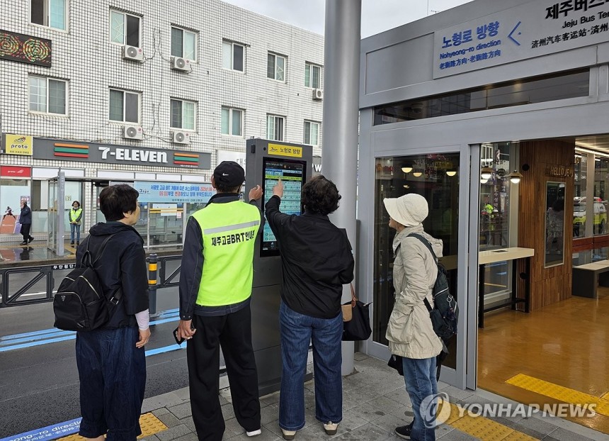 제주 '섬식정류장' 정식 개통 (제주=연합뉴스) 전지혜 기자 = 제주도가 국내 최초로 '섬식정류장'을 도입한 '제주형 간선급행버스체계(BRT) 고급화사업' 서광로 구간이 9일 본격 개통됐다.사진은 이날 오전