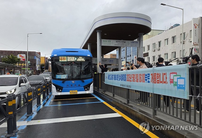 제주 '섬식정류장' 정식 개통 (제주=연합뉴스) 전지혜 기자 = 제주도가 국내 최초로 '섬식정류장'을 도입한 '제주형 간선급행버스체계(BRT) 고급화사업' 서광로 구간이 9일 본격 개통됐다.사진은 이날 오전