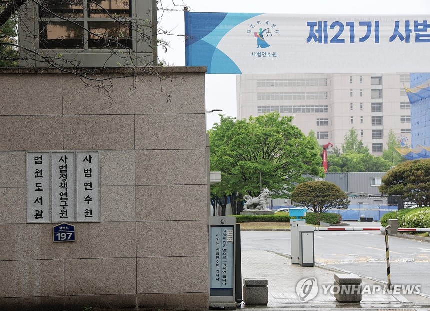전국 법관대표 임시회 소집 성사
(고양=연합뉴스) 김병만 기자 = 더불어민주당 이재명 대선 후보의 대법원 파기환송심 판결을 둘러싼 법원 안팎의 논란을 다루기 위해 전국 법관 대표들이 모여 회의를 연다. 9일 경기도 