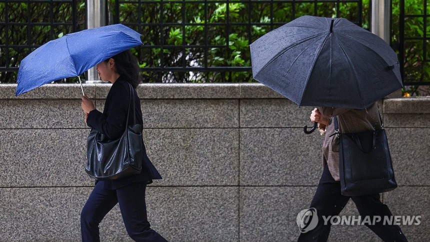 비바람치는 서울 (서울=연합뉴스) 서대연 기자 = 서울 시내에 거센 비바람이 몰아친 9일 서울 종로구 광화문 인근에서 시민들이 우산을 쓰고 이동하고 있다.2025.5.9 