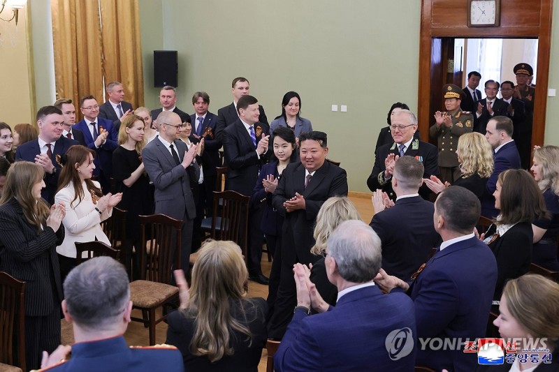 <b>김정은</b>, 러 <b>대사관 방문</b>…"불패의 동맹관계 끊임없이 발전"