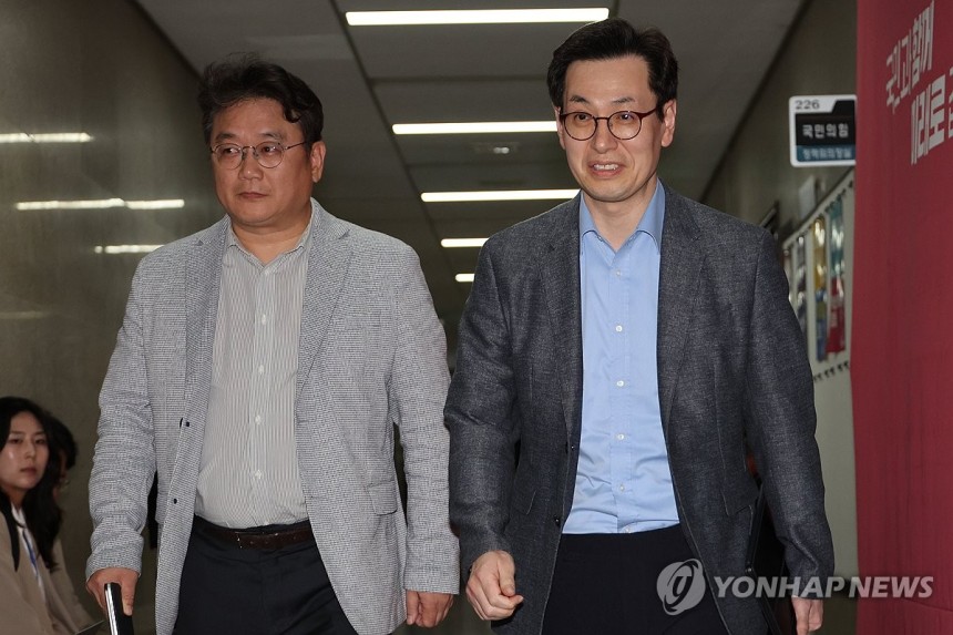 김문수·한덕수 후보 단일화 협상 재개
(서울=연합뉴스) 김주성 기자 = 무소속 한덕수 대선 예비후보 측의 손영택 전 국무총리 비서실장(오른쪽)이 9일 서울 여의도 국회에서 재개된 국민의힘 김문수 대선 후보와 무소속 