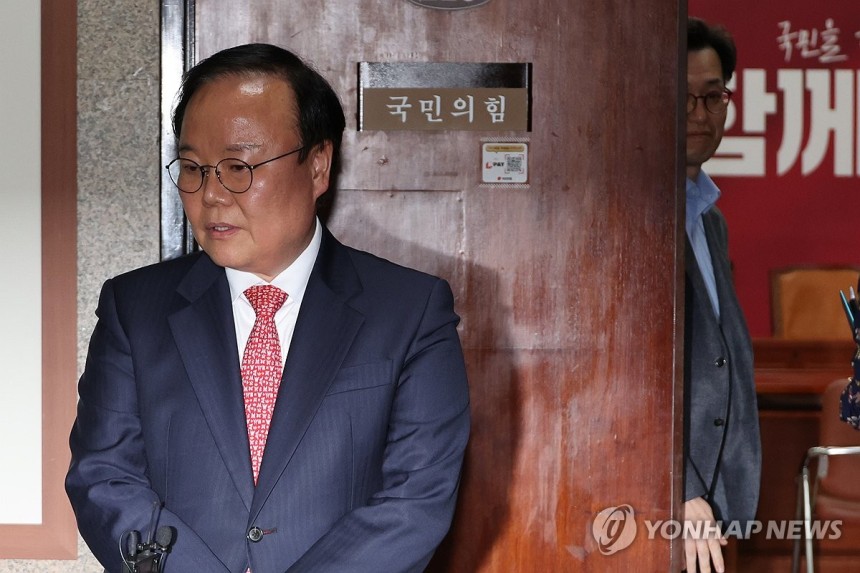김문수·한덕수 후보 단일화 협상 결렬
(서울=연합뉴스) 김주성 기자 = 국민의힘 김문수 대선 후보측의 김재원 비서실장(왼쪽)이 9일 서울 여의도 국회에서 재개된 국민의힘 김문수 대선 후보와 무소속 한덕수 대선 예비 