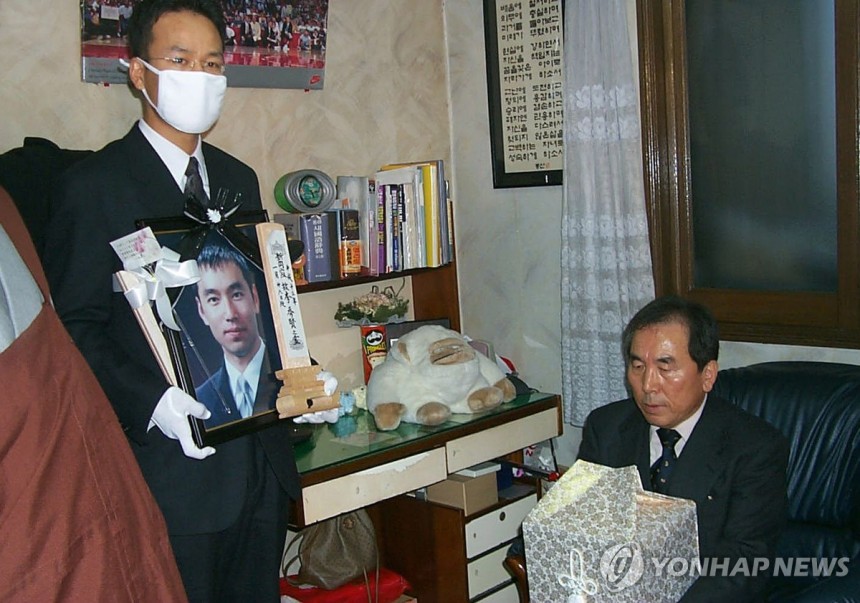 2001년 부산에 있는 자신의 방에 도착한 이수현씨 유해 [연합뉴스 자료사진]