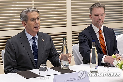 베선트 장관과 그리어 대표 [EPA 연합뉴스 자료사진.재판매 및 DB 금지]