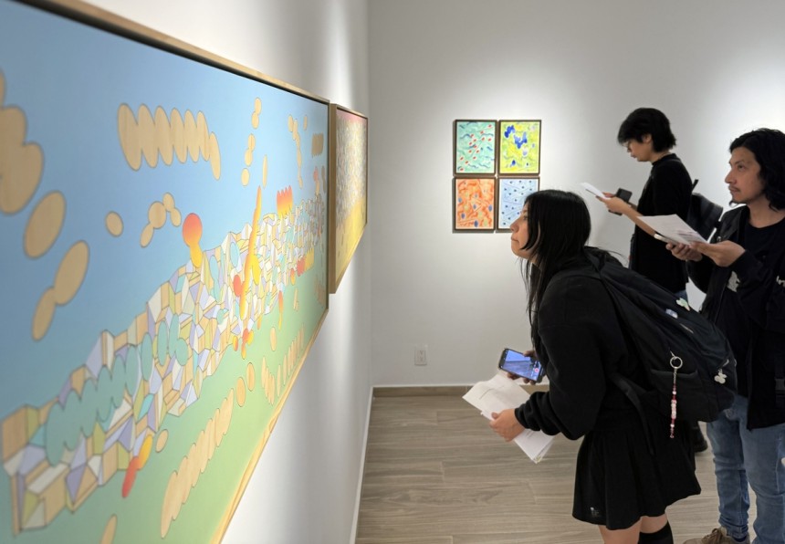 '줌파워 줌파원 줌줌' 전시 작품 살피는 멕시코 관객 [주멕시코 한국문화원 제공.멕시코시티=연합뉴스.재판매 및 DB 금지]