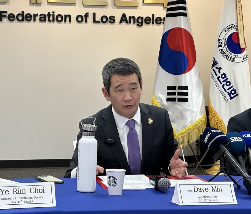 미국 LA에서 기자들과 문답하는 데이브 민 연방 하원의원 (로스앤젤레스=연합뉴스) 임미나 특파원 = 한국계 미국 연방 하원의원 데이브 민(민주·캘리포니아)이 9일(현지시간) 미국 로스앤젤레스(LA) 한인회관에서 