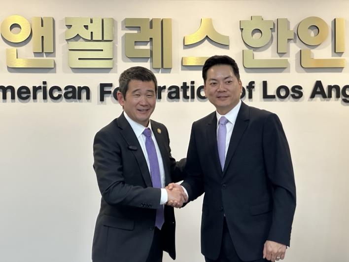 데이브 민 미국 연방 하원의원과 로버트 안 LA한인회장 (로스앤젤레스=연합뉴스) 임미나 특파원 = 한국계 미국 연방 하원의원 데이브 민(민주·캘리포니아)이 9일(현지시간) 미국 로스앤젤레스(LA) 한인회관에서 기자