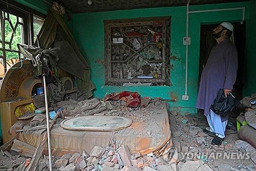 인도·파키스탄 무력 충돌 지난 9일 인도령 카슈미르 우리에서 한 주민이 파키스탄 포격으로 파괴된 집을 살펴보고 있다.[AFP 연합뉴스 자료사진.재판매 및 DB 금지]