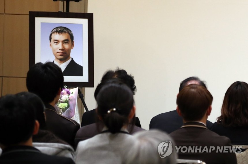 의인 이수현 기차 선로에 떨어진 일본인을 구하려다 목숨을 잃은 의인 이수현 추모행사장에 놓인 이수현 씨의 사진 인물 [촬영 이세원]