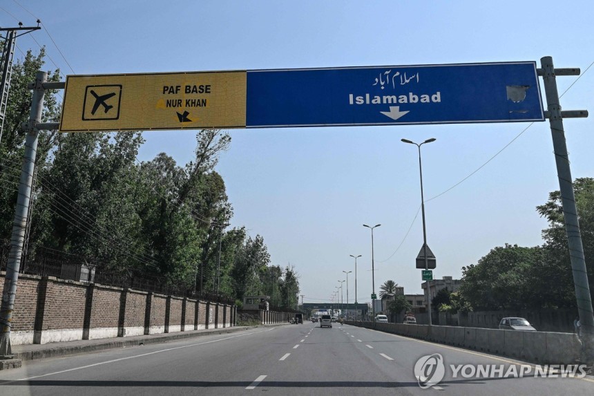 파키스탄 수도 이슬라마바드 외곽 텅빈 거리 모습 [AFP 연합뉴스 자료사진.재배포 및 판매 금지]