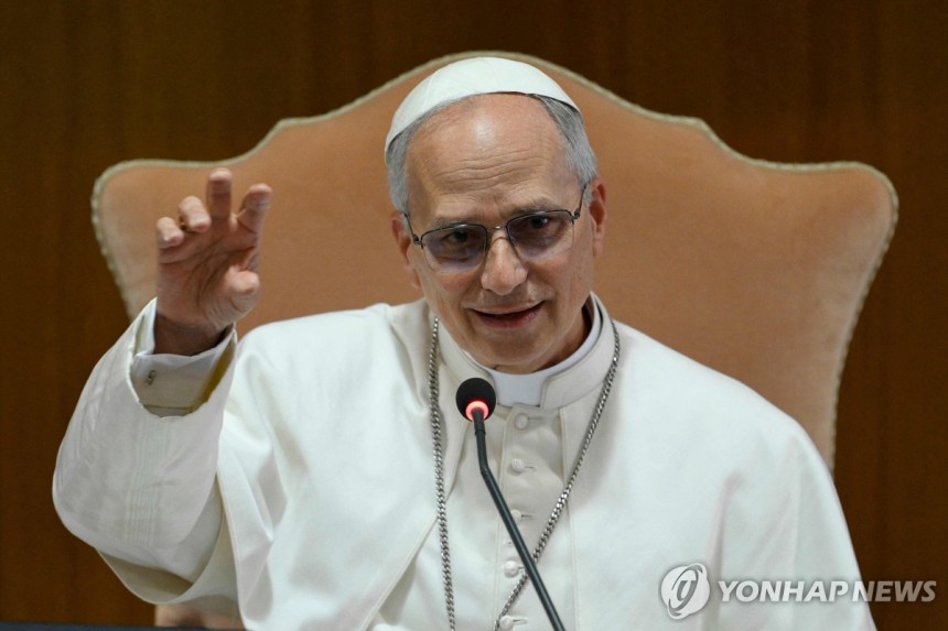 레오 14세 교황
(바티칸 AFP=연합뉴스) 레오 14세 교황이 10일(현지시간) 바티칸 시노드홀에서 추기경들에게 연설하고 있다. 2025.05.10 photo@yna.co.kr [바티칸 미디어 제공. 재판매 및 D