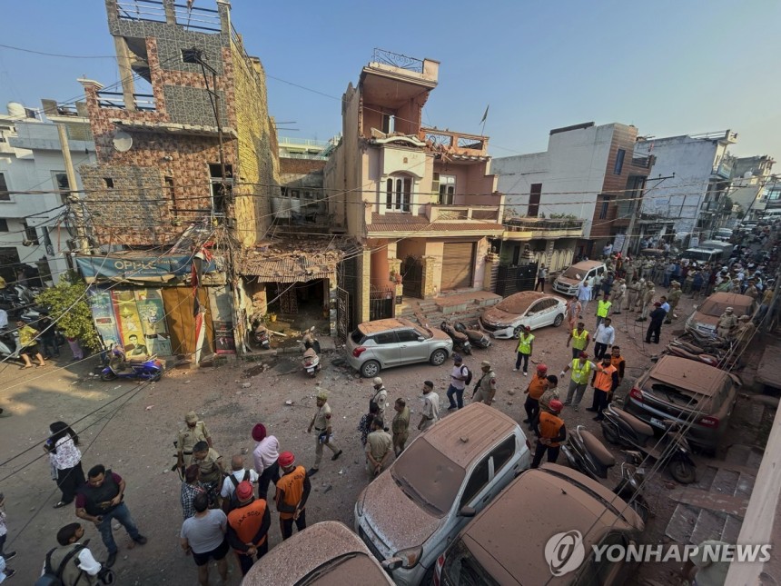 파키스탄의 드론 공격으로 파손된 인도 잠무 지역의 주택들
[AP 연합뉴스]