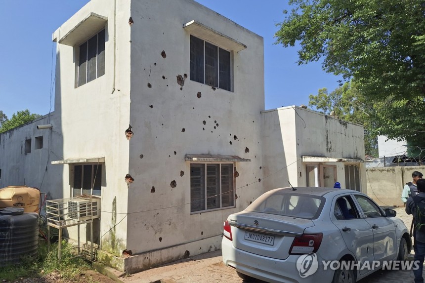 파키스탄군 공격으로 파손된 인도 건물 [AP 연합뉴스 자료사진.재배포 및 판매 금지]
