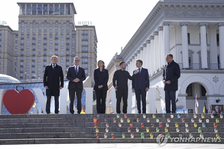 유럽 정상들과 우크라 대통령 (키이우 AP=연합뉴스) 도날트 투스크 폴란드 총리(왼쪽부터)와 키어 스타머 영국 총리,올레나 젤렌스카 우크라이나 대통령 부인,<a href=