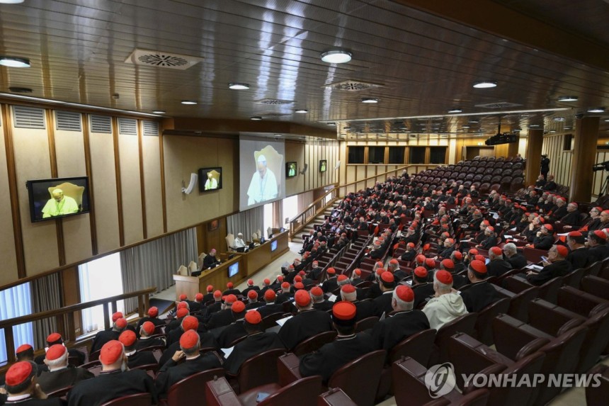레오 14세 교황 연설
(바티칸 AP=연합뉴스) 레오 14세 교황이 10일(현지시간) 바티칸 시노드홀에서 추기경들에게 연설하고 있다. 2025.05.10 photo@yna.co.kr [바티칸 미디어 제공. 재판매 및