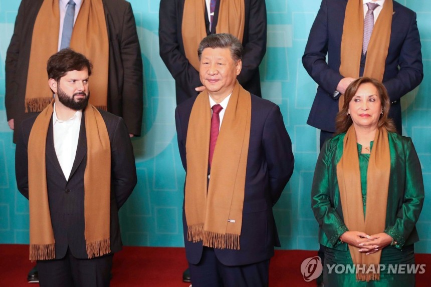 2024년 11월 APEC 정상회의에서 나란히 선 칠레(왼쪽부터)·중국·페루 정상 [EPA 연합뉴스 자료사진.재판매 및 DB 금지]
