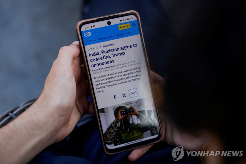 인도령 카슈미르의 스리나가르에서 트럼프 휴전 발표 기사 읽는 시민 [로이터 연합뉴스.재판매 및 DB 금지]
