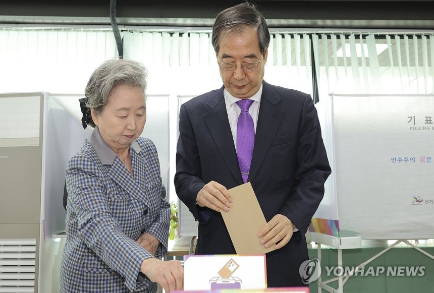 22대 총선 사전투표 첫날, 투표하는 한덕수 총리 내외
(서울=연합뉴스) 황광모 기자 = 한덕수 국무총리와 부인 최아영 여사가 제22대 국회의원선거 사전투표일인 5일 오전 서울 종로구 삼청동 주민센터에 마련된 사전 
