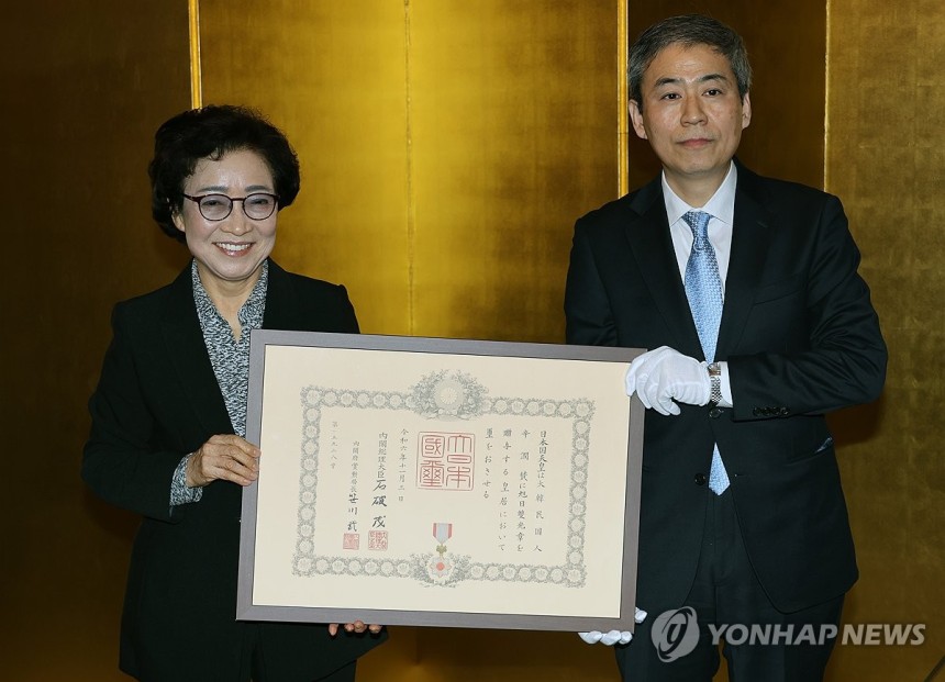 신윤찬 명예회장 '욱일쌍광장' 수여 (부산=연합뉴스) 박성제 기자 = 지난해 12월 20일 고 이수현씨의 모친인 신윤찬 LSH 아시아장학회 명예회장이 쿠리타 신이치 수석영사로부터 일본 정부의 훈장인 '욱일쌍광장'을