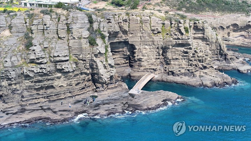 용머리해안 탐방 (서귀포=연합뉴스) 박지호 기자 = 20일 오전 제주 서귀포시 안덕면 사계리 용머리해안을 찾은 관광객이 절경을 감상하며 산책하고 있다.2025.3.20