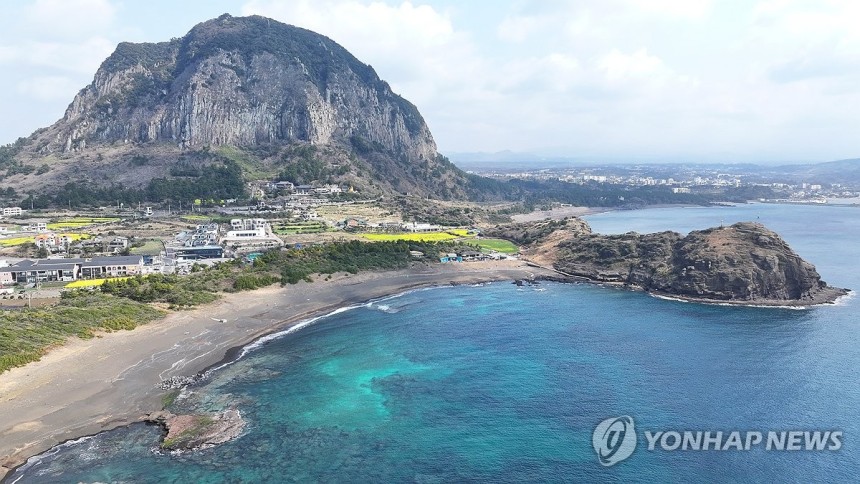 산방산과 용머리해안의 봄 (서귀포=연합뉴스) 박지호 기자 = 20일 오전 제주 서귀포시 안덕면 사계리 용머리해안을 찾은 관광객이 절경을 감상하며 산책하고 있다.2025.3.20
