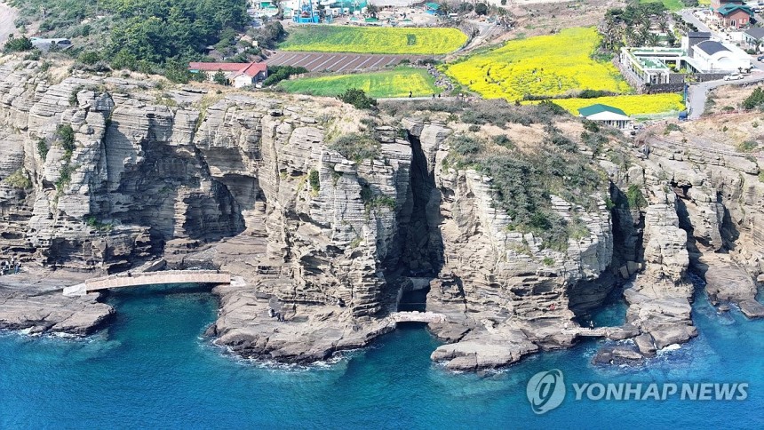 제주 서귀포의 봄
(서귀포=연합뉴스) 박지호 기자 = 20일 오전 제주 서귀포시 안덕면 사계리 용머리해안을 찾은 관광객이 절경을 감상하며 산책하고 있다. 2025.3.20 jihopark@yna.co.kr