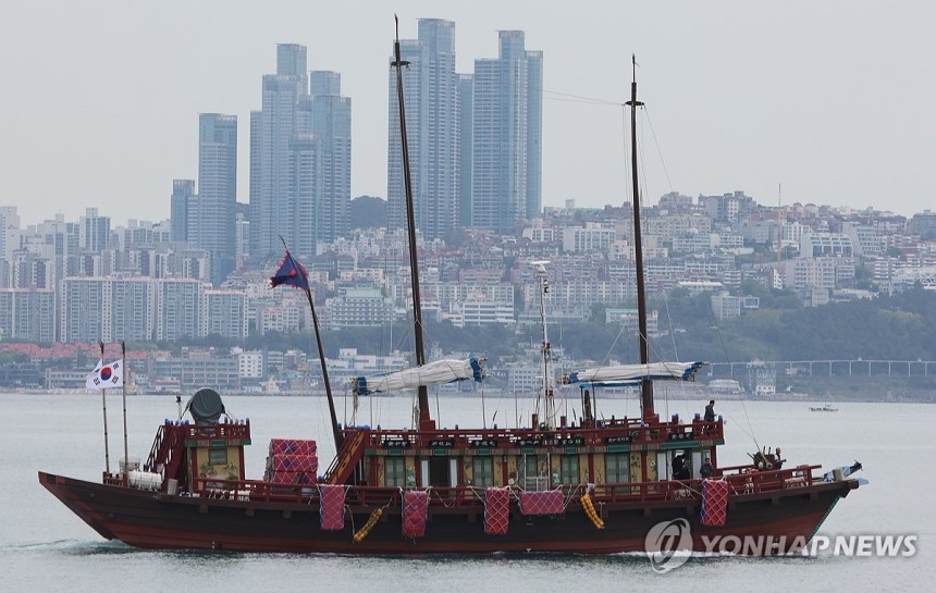 '평화의 사절' 조선통신사선 출항
(부산=연합뉴스) 강선배 기자 = 28일 오전 부산 남구 용호별빛공원에서 조선통신사선이 일본을 향해 출항하고 있다. 한일 국교 정상화 60주년을 맞는 올해 처음으로 일본 오사카까지 