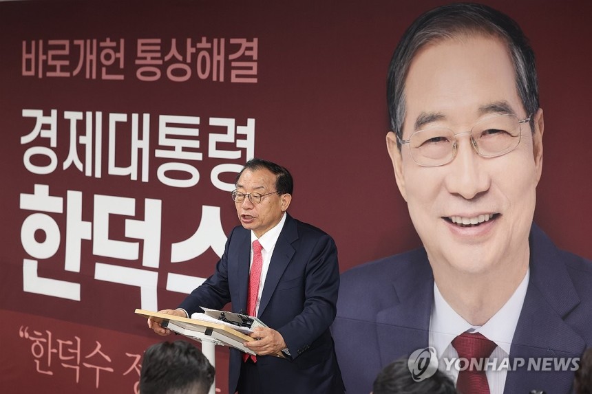 취재진 질문에 답하는 이정현 대변인
[연합뉴스 자료사진] 