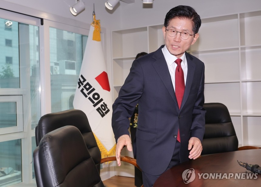 국민의힘 당사 대선 후보 사무실 찾은 김문수
(서울=연합뉴스) 류영석 기자 = 국민의힘 김문수 대선 후보가 8일 서울 영등포구 여의도 국민의힘 당사 대선 후보 사무실에서 자리에 앉고 있다. 2025.5.8 ondol