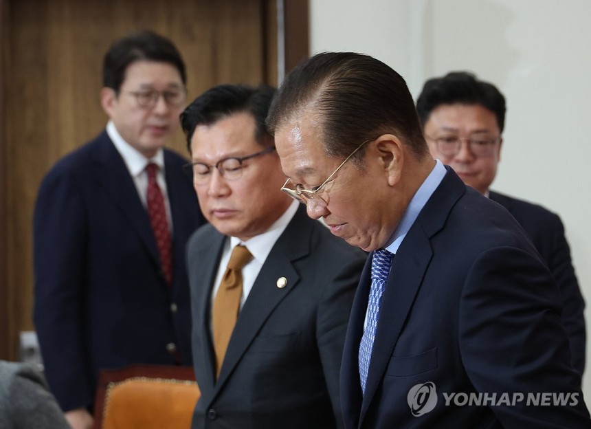 후보 단일화 관련 기자간담회 연 권영세 비상대책위원장
(서울=연합뉴스) 박동주 기자 = 국민의힘 권영세 비상대책위원장이 지난 8일 서울 여의도 국회에서 후보 단일화 관련 기자간담회를 하기 위해 입장하고 있다. 202