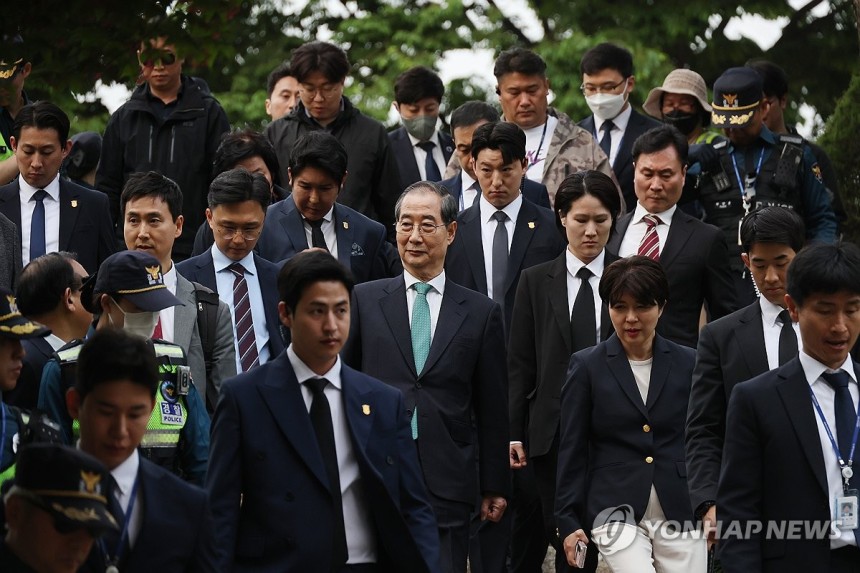 회동 마친 무소속 한덕수 대선 예비후보
(서울=연합뉴스) 박동주 기자 = 무소속 한덕수 대선 예비후보가 8일 국민의힘 김문수 대선후보와 후보 단일화 관련 회동을 마치고 서울 국회 사랑재에 위치한 커피숍을 나서고 있다