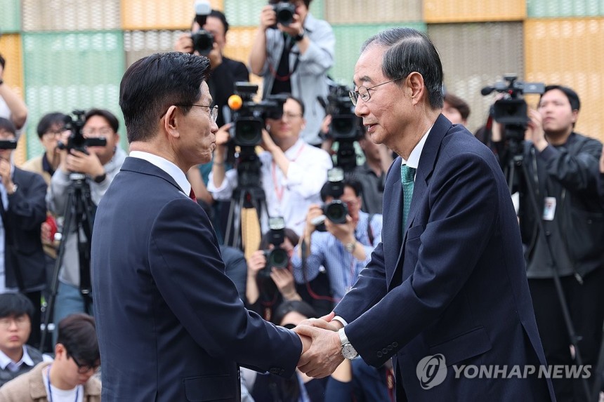 회동 마치고 인사하는 김문수-한덕수
(서울=연합뉴스) 박동주 기자 = 국민의힘 김문수 대선후보와 무소속 한덕수 대선 예비후보가 8일 서울 국회 사랑재에 위치한 커피숍에서 회동을 마친 후 인사하고 있다. 2025.5.