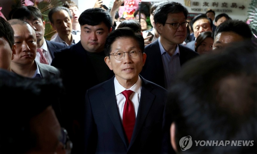 선거 캠프 나서는 김문수 후보
(서울=연합뉴스) 김인철 기자 = 국민의힘 김문수 대선 후보가 9일 국회에서 열리는 국민의힘 의원총회에 참석하기 위해 여의도 선거 캠프 사무실을 나서고 있다. 2025.5.9 yatoy