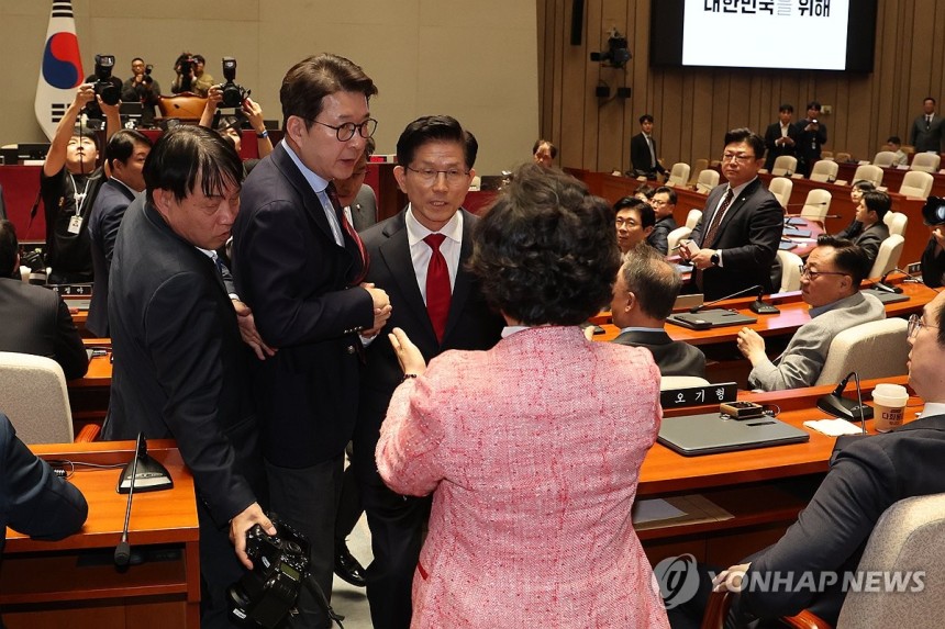 의총장에서 나가는 김문수 후보
(서울=연합뉴스) 김주성 기자 = 국민의힘 김문수 대선 후보가 9일 서울 여의도 국회에서 열린 의원총회에서 권영세 비상대책위원장이 단일화를 압박하는 발언을 하고서 퇴장하자 바로 이어서 