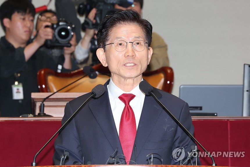 '단일화 압박' 항의하는 김문수 대선 후보
(서울=연합뉴스) 김주성 기자 = 국민의힘 김문수 대선 후보가 9일 서울 여의도 국회에서 열린 의원총회에서 후보 단일화 문제와 관련해 발언하고 있다. 2025.5.9 utz
