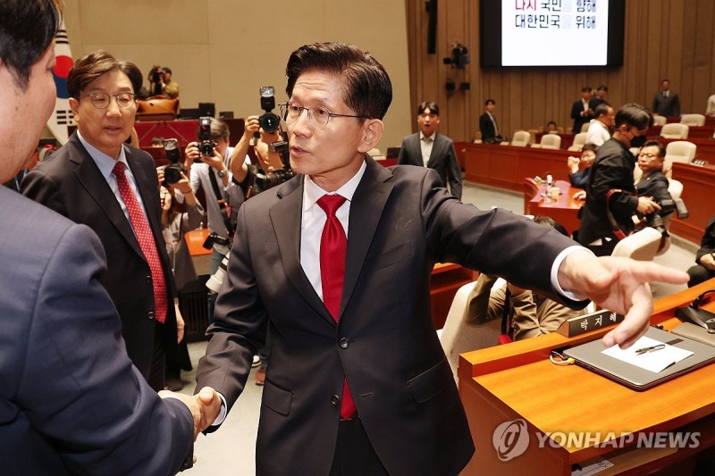'꼿꼿문수'로 뜬 김문수, 일주일 만에 '<b>후보교체</b>' 낙마 위기