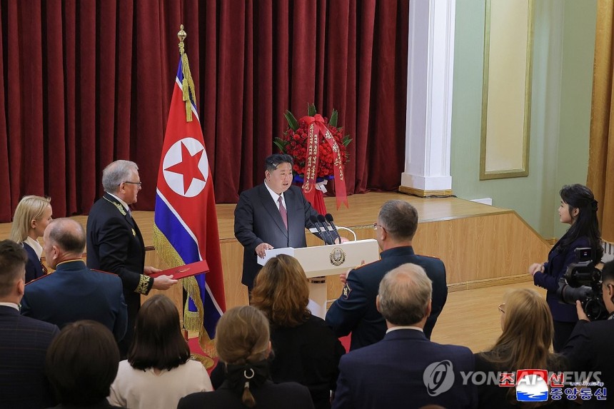 김정은, 주북 러시아 대사관 방문해 축하연설
(평양 조선중앙통신=연합뉴스) 김정은 북한 국무위원장이 소련의 제2차 세계대전 승리(전승절) 80주년을 맞아 9일 오전 평양 주재 러시아 대사관을 방문해 축하 연설을 했다