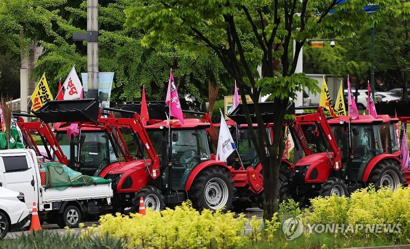 '<b>트랙터 상경 시위</b>대' 수원서 출발…석수역 방향 이동(종합)