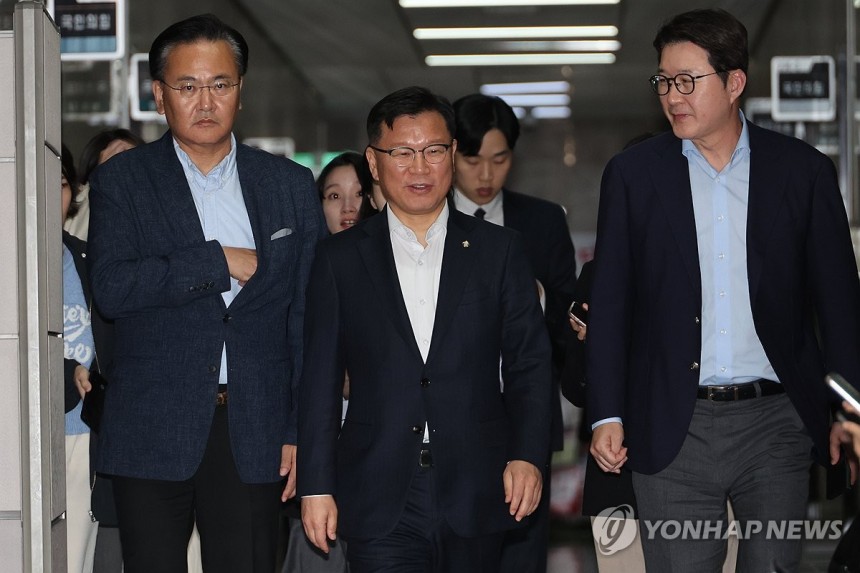단일화 협상 참석하는 이양수 사무총장
(서울=연합뉴스) 김주성 기자 = 국민의힘 이양수 사무총장이 9일 서울 여의도 국회에서 재개된 국민의힘 김문수 대선 후보와 무소속 한덕수 대선 예비 후보 간의 단일화 협상에 참석