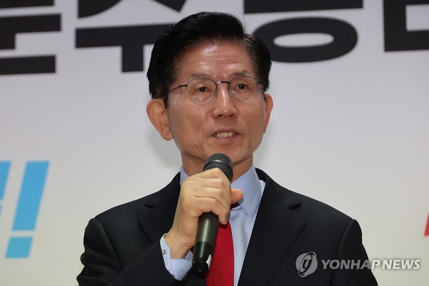 후보 교체 입장 밝히는 김문수 후보
(서울=연합뉴스) 김주성 기자 = 국민의힘 김문수 대선 후보가 10일 서울 여의도 캠프 사무실에서 긴급 기자회견을 열어 당 지도부 주도의 사상 초유 대선 후보 교체 강행에 대한 입
