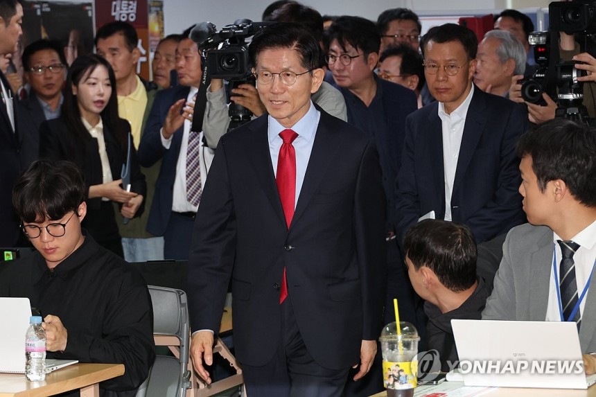 기자회견장 들어서는 김문수 후보
(서울=연합뉴스) 김주성 기자 = 국민의힘 김문수 대선 후보가 10일 서울 여의도 캠프 사무실에서 사상 초유의 대선 후보 교체 강행에 대한 입장을 밝히기 위해 긴급 기자회견에 나서고 