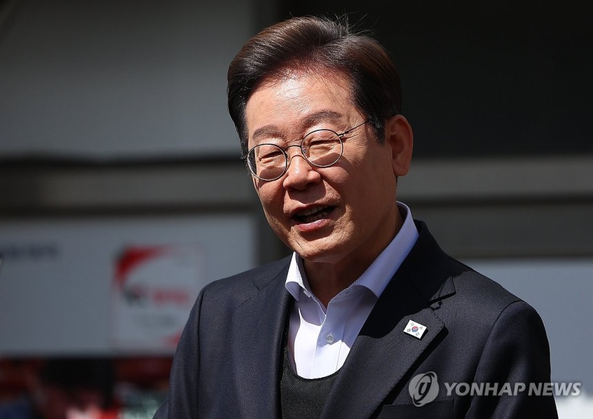 연설하는 이재명 후보
(창녕=연합뉴스) 김도훈 기자 = 영남 신라벨트 골목골목 경청투어에 나선 더불어민주당 이재명 대선 후보가 10일 경남 창녕군 창녕공설시장을 찾아 즉흥 연설을 하고 있다. 2025.5.10 sup
