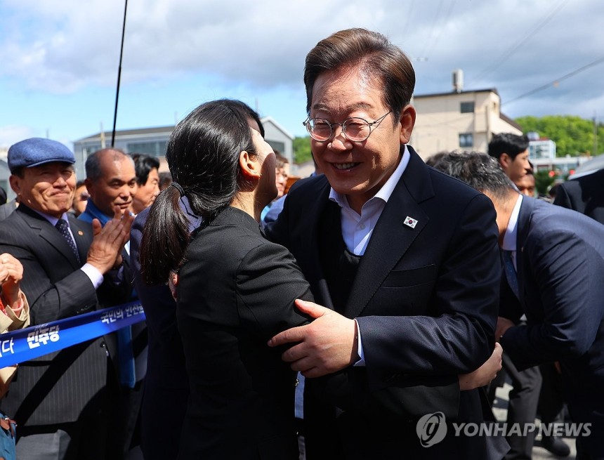 창녕찾은 이재명 후보
(창녕=연합뉴스) 김도훈 기자 = 영남 신라벨트 골목골목 경청투어에 나선 더불어민주당 이재명 대선 후보가 10일 경남 창녕군 창녕공설시장에 도착한 뒤 우서영 밀양창녕의령함안지역위원장과 인사하고 