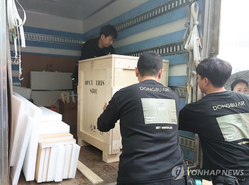 옮겨지는 부석사 불상
(서산=연합뉴스) 김소연 기자 = 10일 충남 서산시 부석사에서 금동관세음보살좌상 일본 반환을 위한 봉송법회 뒤 불상이 차량으로 옮겨지고 있다. 2025.5.10 soyun@yna.co.kr