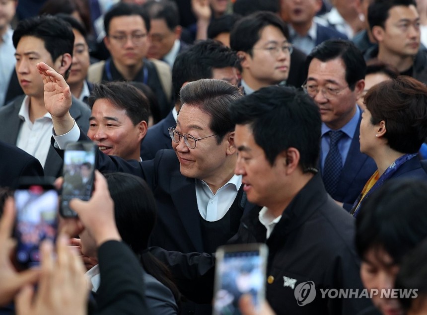 의령 지지자들에게 인사하는 이재명 후보
(의령=연합뉴스) 김도훈 기자 = 영남 신라벨트 골목골목 경청투어에 나선 더불어민주당 이재명 대선 후보가 10일 경남 의령군 의령전통시장에서 지지자들에게 인사하고 있다. 202