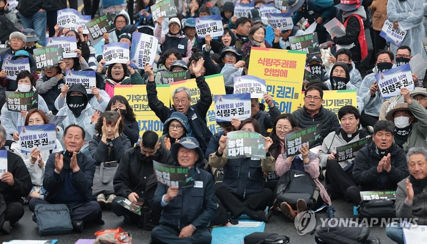 거리로 나와 구호 외치는 농민들
(서울=연합뉴스) 김인철 기자 = 10일 서울 종로구 광화문 동십자각 앞에서 열린 내란농정 청산 농업대개혁 실현 범시민대회에서 참가자들이 구호를 외치고 있다. 2025.5.10 yat