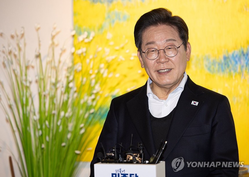김장하 선생과 차담 마친 이재명 후보
(진주=연합뉴스) 김도훈 기자 = 영남 신라벨트 골목골목 경청투어에 나선 더불어민주당 이재명 대선 후보가 10일 경남 진주시의 한 찻집에서 진주 지역 독지가 김장하 선생과 차담을